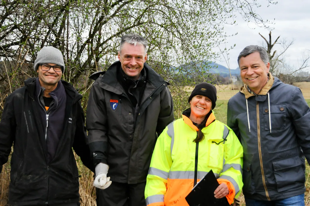 Platzwartin Hetty Koster weist – zusammen mit den Helfern – den Campern die Plätze zu. Campingplatz Auslikon startet in die letzte Saison.